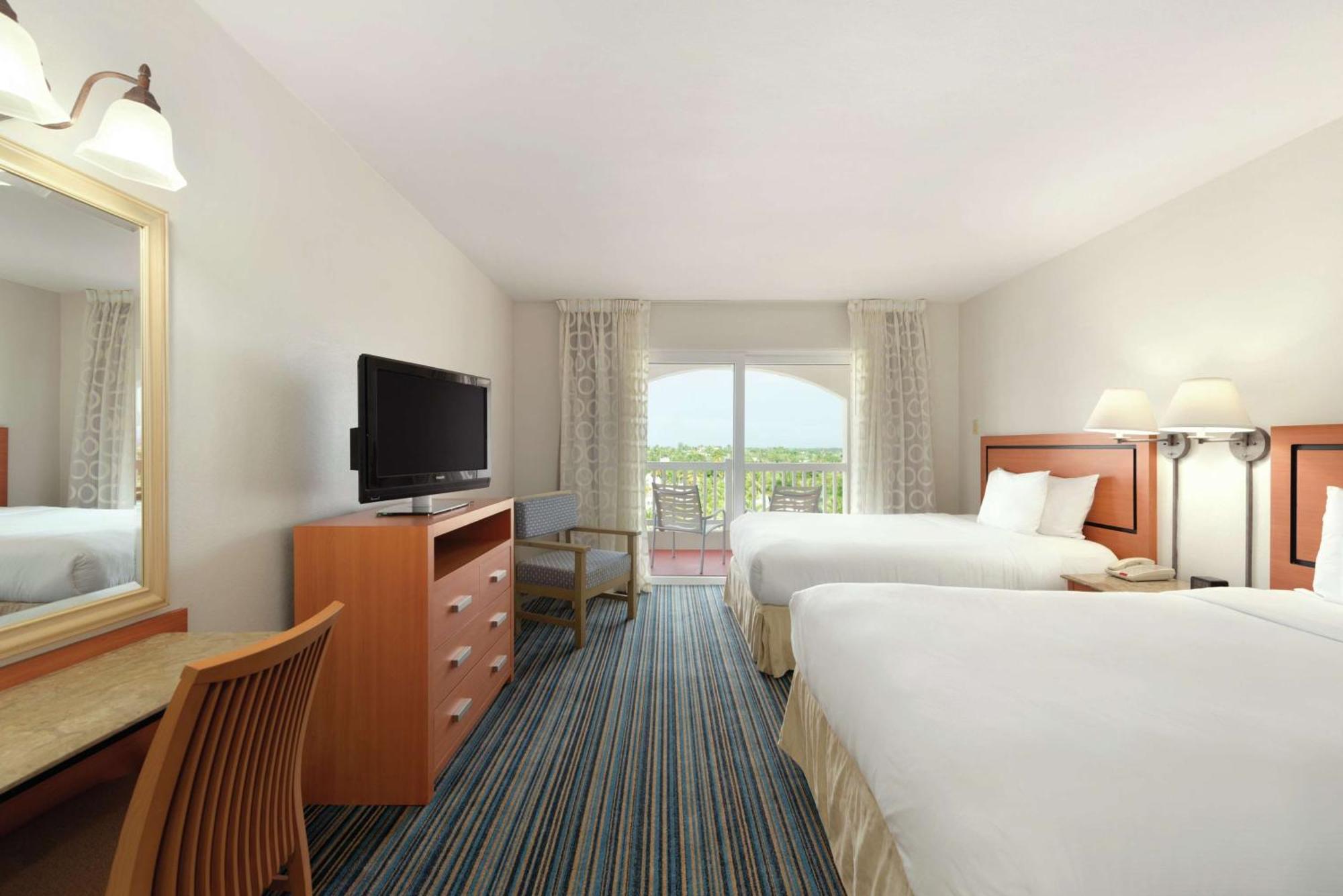 Embassy Suites By Hilton Dorado Del Mar Beach Resort Extérieur photo
