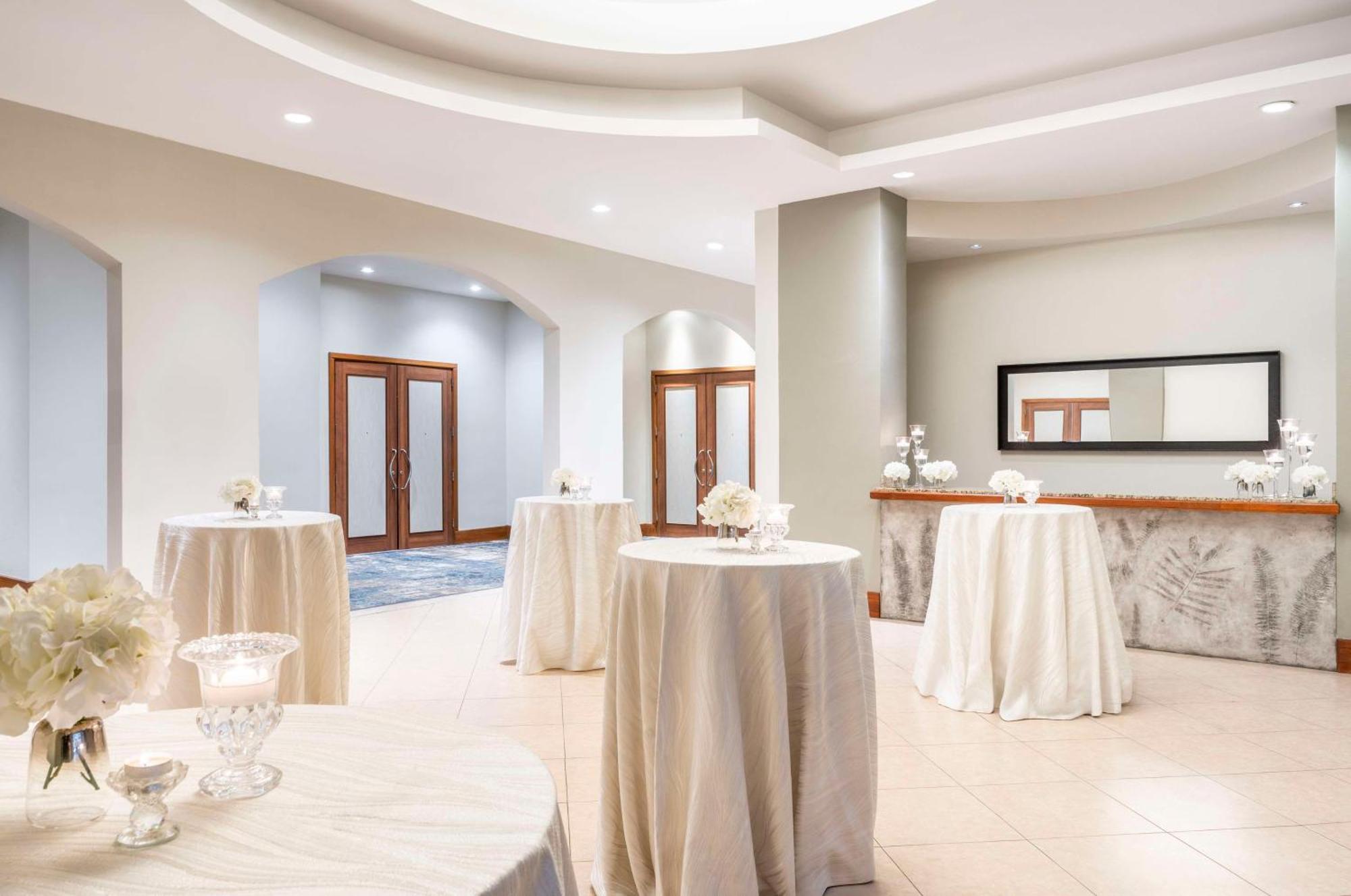 Embassy Suites By Hilton Dorado Del Mar Beach Resort Extérieur photo