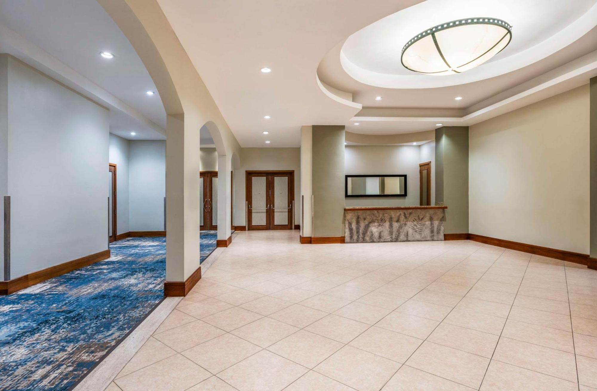 Embassy Suites By Hilton Dorado Del Mar Beach Resort Extérieur photo