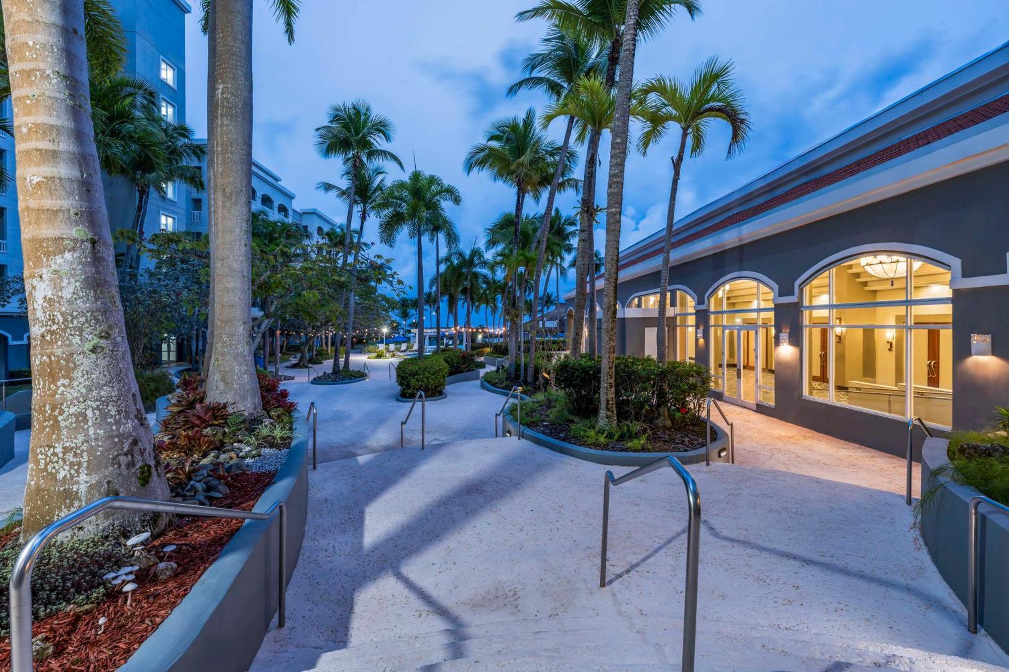 Embassy Suites By Hilton Dorado Del Mar Beach Resort Extérieur photo
